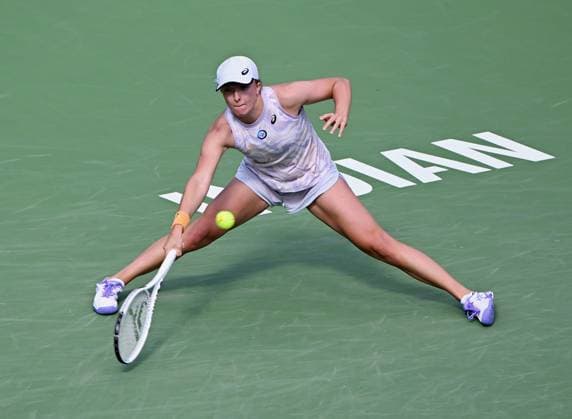 INDIAN WELLS, CA - MARCH 16: Iga Swiatek of Poland chases after and returns the ball during a quarterfinals match at the BNP Paribas Open tennis tournament played on March 16, 2023 at the Indian Wells Tennis Garden in Indian Wells, CA. (Photo by John Cordes Icon Sportswire) TENNIS: MAR 16 BNP Paribas Open Icon506230316079