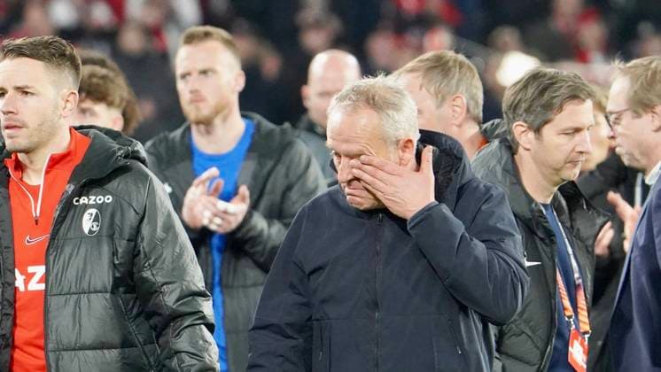 IMAGO Iconic Moments, Fußball IMAGO Iconic Moments, Fußball Bilder des Jahres 2023, Sport 03 März Sport Themen der Woche KW11 Sport Bilder des Tages 16.03.2023; Freiburg im Breisgau, Baden Württemberg, Deutschland, Europa Sportclub Trainer Christian Streich nach der Niederlage und dem ausscheiden aus dem europäischen Pokal emotional und mit Tränen in den Augen bei seinen Spielern und Team. Links: Kapitän Christian Günter (SC Freiburg 30) und Sportvorstand Jochen Saier (rechts) Fussball UEFA Europa League 2022 2023: Achtelfinale Rückspiel - SC Freiburg - Juventus Turin, im Europa Park Stadion *** 16 03 2023 Freiburg im Breisgau, Baden Württemberg, Germany, Europa Sportclub coach Christian Streich after the defeat and the elimination from the European Cup emotional and with tears in the eyes at his players and team Left captain Christian Günter SC Freiburg 30 and sports director Jochen Saier right Football UEFA Europa League 2022 2023 Round of 16 second leg SC Freiburg Juventus Turin, at Europa Park Stadium