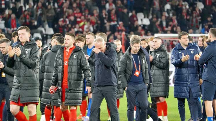 16.03.2023; Freiburg im Breisgau, Baden Württemberg, Deutschland, Europa Sportclub Trainer Christian Streich nach der Niederlage und dem ausscheiden aus dem europäischen Pokal emotional und mit Tränen in den Augen bei seinen Spielern und Team. Links: Kapitän Christian Günter (SC Freiburg 30) und Sportvorstand Jochen Saier (rechts) Fussball UEFA Europa League 2022 2023: Achtelfinale Rückspiel - SC Freiburg - Juventus Turin, im Europa Park Stadion