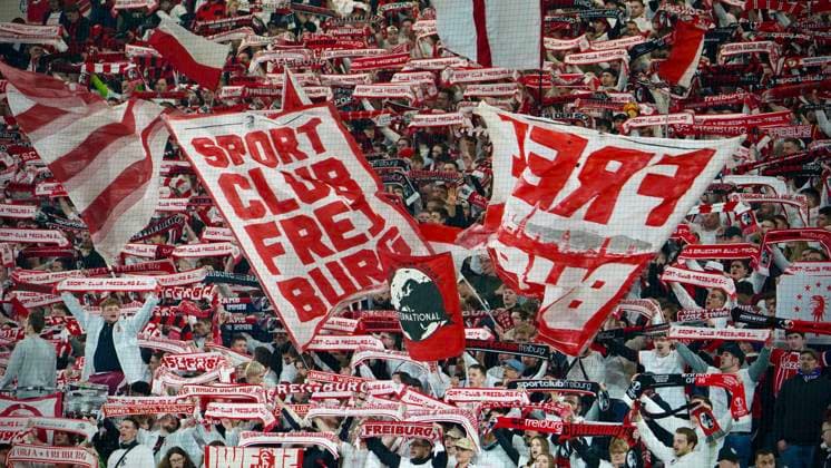 16.03.2023; Freiburg im Breisgau, Baden Württemberg, Deutschland, Europa Unterstützten und feierten ihr Team auch noch nach dem Spiel: Fans des Sportclub Freiburg. Fahne, Schals, Fanschal, Banner, Ultras - Fussball UEFA Europa League 2022 2023: Achtelfinale Rückspiel - SC Freiburg - Juventus Turin, im Europa Park Stadion