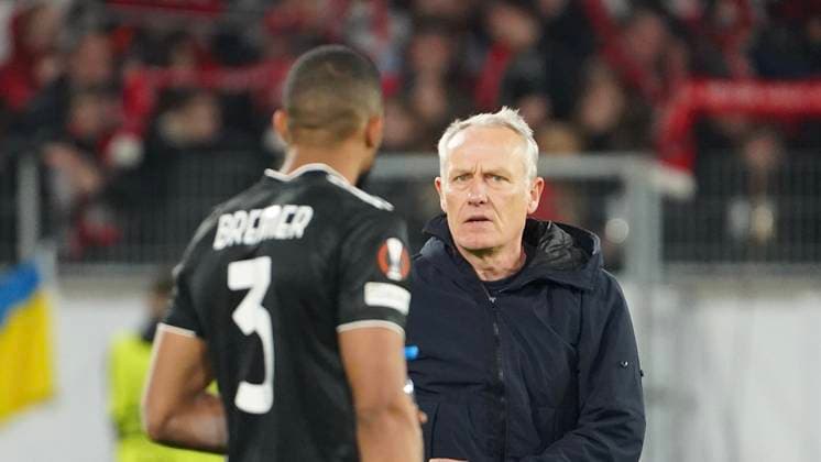 16.03.2023; Freiburg im Breisgau, Baden Württemberg, Deutschland, Europa Gleison Bremer Silva Nascimento (Juventus Turin 3) und Freiburg Trainer Christian Streich im Gespräch Unterhaltung nach dem Spiel - Fussball UEFA Europa League 2022 2023: Achtelfinale Rückspiel - SC Freiburg - Juventus Turin, im Europa Park Stadion