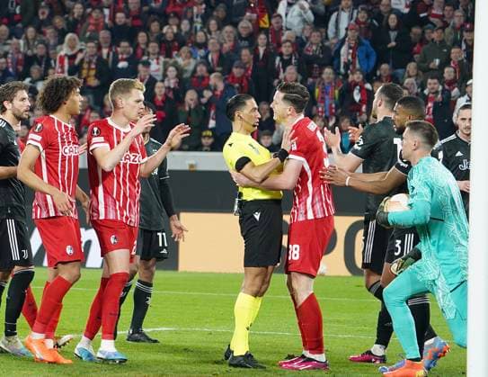 16.03.2023; Freiburg im Breisgau, Baden Württemberg, Deutschland, Europa Schrecksekunde: Michael Gregoritsch (SC Freiburg 38) packt, greift, umarmt Schiedsrichter Serdar Gözübüyük (Niederlande) Mitspieler schauen verdutzt, verwirrt, irritiert vl. Manuel Locatelli (Juventus Turin 5) Kiliann Sildillia (SC Freiburg 25) Matthias Ginter (SC Freiburg 28) vr. Torhüter Wojciech Szczesny (Juventus Turin 1) Gleison Bremer Silva Nascimento (Juventus Turin 3) Fussball UEFA Europa League 2022 2023: Achtelfinale Rückspiel - SC Freiburg - Juventus Turin, im Europa Park Stadion