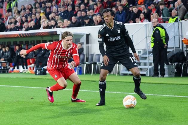 Freiburg, Deutschland 16. März 2023: Europa League - 2022 2023 - 1 8 Finale - SC Freiburg vs. Juventus Turin Im Bild: v. li. im Zweikampf Lucas Höler Hoeler (SC Freiburg) und Juan Cuadrado (Juventus Turin) Europa-Park Stadion Baden Württemberg Copyright: xFotostandx xHettichx