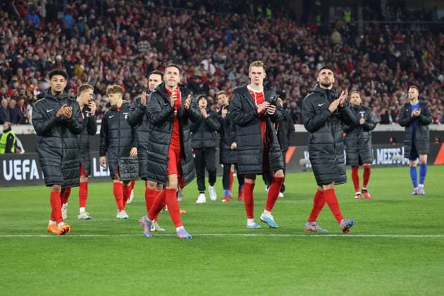 Freiburg, Deutschland 16. März 2023: Europa League - 2022 2023 - 1 8 Finale - SC Freiburg vs. Juventus Turin Im Bild: Artig Beifall gab es von den Freiburger Spielern mit Christian Günter (SC Freiburg), Matthias Ginter (SC Freiburg) und Vincenzo Grifo (SC Freiburg) nach dem Spiel für die Fans. Europa-Park Stadion Baden Württemberg Copyright: xFotostandx xHettichx