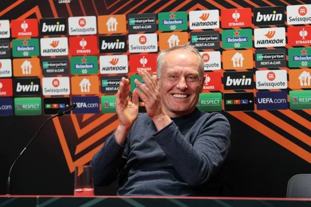 Freiburg, Deutschland 16. März 2023: Europa League - 2022 2023 - 1 8 Finale - SC Freiburg vs. Juventus Turin Im Bild: Trainer Christian Streich (SC Freiburg) lacht und klatscht in der Pressekonferenz, PK Europa-Park Stadion Baden Württemberg Copyright: xFotostandx xHettichx
