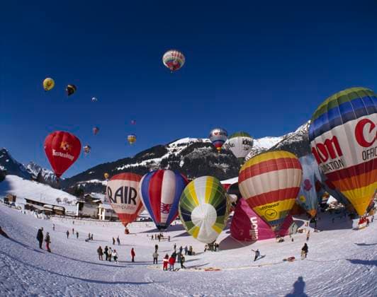 Heißluftballonfahren im Winter ist gut möglich solange es keinen starken Schneefall oder starken Wind mit Böen gibt denn im Heißluftbereich wird es nicht so kalt in Chateau-dOex in der Schweitz treffen sich im Januar seit ielen Jahren und inzwischen alljährlich Heißluftballons zu einer Heißluftballon-Fiesta *** Hot air ballooning in winter is well possible as long as there is no heavy snowfall or strong wind with gusts because in the hot air area it does not get so cold in Chateau dOex in Switzerland meet in January for many years and now annually hot air balloons to a hot air balloon fiesta