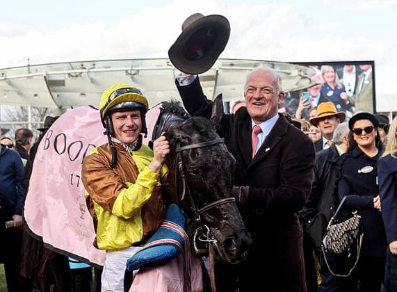 Bilder des Jahres 2023, Sport 03 März Sport Themen der Woche KW11 Sport Bilder des Tages 2023 Cheltenham Festival, Prestbury Park, Cheltenham, England 17 3 2023 The Cheltenham Gold Cup Jockey Paul Townend and trainer Willie Mullins celebrate winning with Galopin Des Champs Paul Townend and Willie Mullins celebrate winning with Galopin Des Champs 17 3 2023  Copyright: x INPHO TomxMaherx TOMI2195