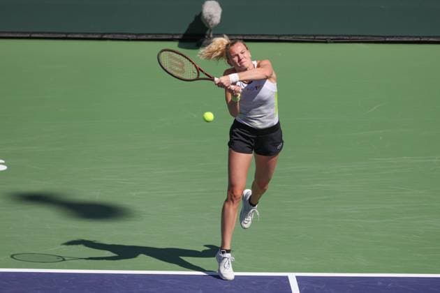 INDIAN WELLS, CA - MARCH 17: Katerina Siniakova (CZE) hits a backhand during the BNP Paribas Open on March 17, 2023 at the Indian Wells Tennis Garden in Indian Wells, CA. (Photo by George Walker Icon Sportswire) TENNIS: MAR 17 BNP Paribas Open Icon230317011