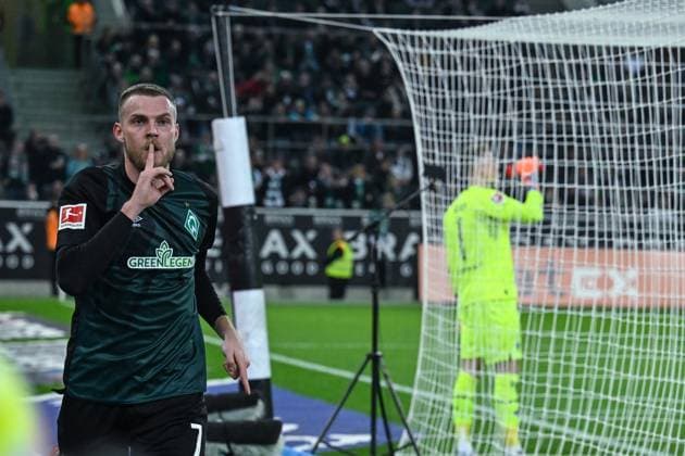 GER, 1.FBL, Bundesliga, Borussia Mönchengladbach vs. Werder Bremen 17.03.2023, Borussia-Park, Mönchengladbach, GER, 1.FBL, Bundesliga, Borussia Mönchengladbach vs. Werder Bremen im Bild picture shows Marvin Ducksch (SV Werder Bremen 7) jubelt nach seinem Tor zum 1:1 (l) und Torwart Jonas Omlin (Borussia Mönchengladbach 1) (r).