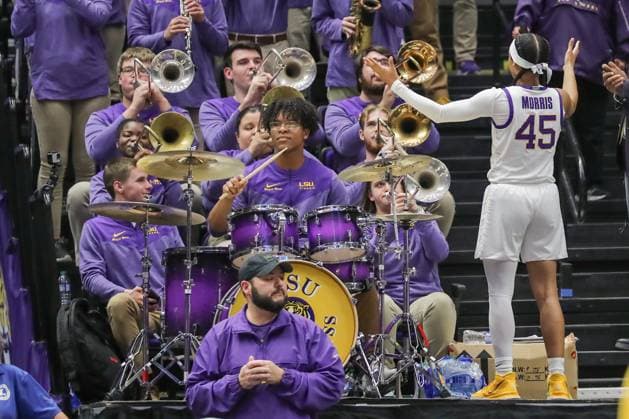 Sport Themen der Woche KW11 Sport Bilder des Tages March 17, 2023: LSU s Alexis Morris (45) leads the band in the playing the the LSU Alma Mater after first round action of the NCAA, College League, USA Women s March Madness Tournament between the Hawaii Rainbow Wahine and the LSU Tigers at the Pete Maravich Assembly Center in Baton Rouge, LA. CSM Baton Rouge USA - ZUMAc04_ 20230317_zaf_c04_085 Copyright: xJonathanxMailhesx