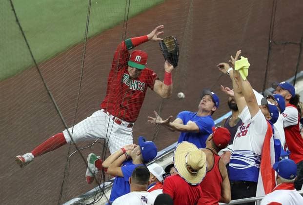 Baseball, World Baseball Classic, Puerto Rico - Mexiko Mexico s Alex Verdugo (27) is unable to make a catch on a foul ball in the first inning against Puerto Rico during the 2023 World Baseball Classic quarter-final game in Miami, Florida on Friday, March 17, 2023.  MIA20230517510 AaronxJosefczyk