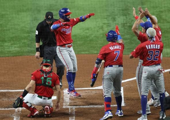 Baseball, World Baseball Classic, Puerto Rico - Mexiko Puerto Rico s Eddie Rozario (17) celebrates his solo home run in the fist inning of the 2023 World Baseball Classic quarter-final game against Mexico in Miami, Florida on Friday, March 17, 2023.  MIA20230517508 AaronxJosefczyk