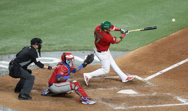 Baseball, World Baseball Classic, Puerto Rico - Mexiko Mexico s Isaac Paredes (17) hits an RBI single against Puerto Rico in the seventh inning of the 2023 World Baseball Classic quarter-final game in Miami, Florida on Friday, March 17, 2023.  MIA20230517517 AaronxJosefczyk