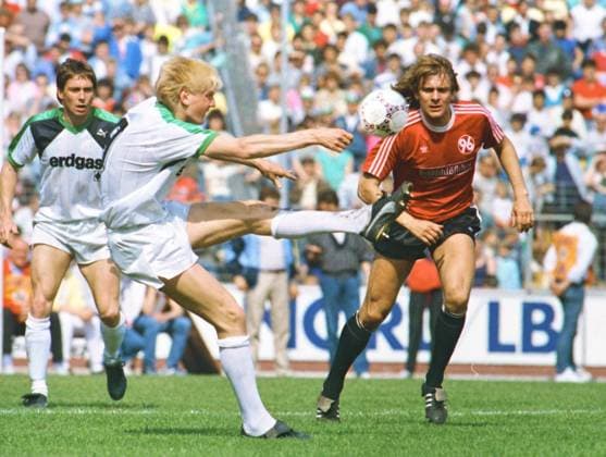 RECORD DATE NOT STATED Aus 1. BL Saison 1987 88 Hannover 96 - Borussia Mönchen Gladbach (BMG) 2:4 am 07.05.1988. Im Foto: am Ball BMG Spieler Stefan Effenberg gegen Peter Hobday *** From 1 BL season 1987 88 Hannover 96 Borussia Mönchen Gladbach BMG 2 4 on 07 05 1988 In the photo on the ball BMG player Stefan Effenberg against Peter Hobday