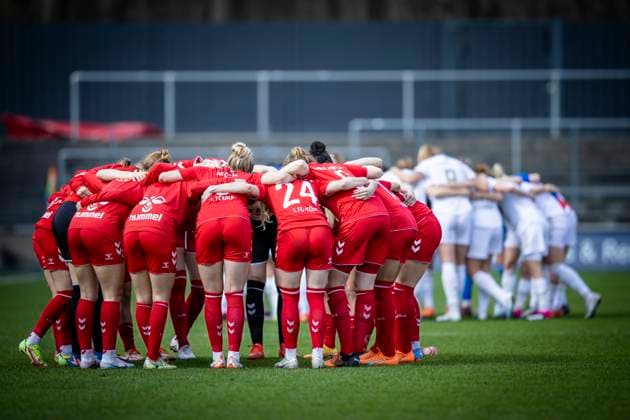 1. Frauen-Bundesliga; 1. FC Koeln vs. FC Bayern Muenchen, 18.03.2023 Der Mannschaftskreis vor der Begegnung 1. FC Koeln vs. FC Bayern Muenchen an Spieltag 15 der Frauen-Fussball-Bundesliga am 18.03.2023 im Franz-Kremer-Stadion in Koeln (Nordrhein-Westfalen). DFL REGULATIONS PROHIBIT ANY USE OF PHOTOGRAPHS AS IMAGE SEQUENCES AND OR QUASI-VIDEO. Copyright: xBEAUTIFULxSPORTS AxelxKohringx