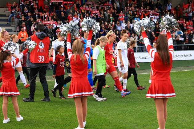 Flyeralarm Frauen - Bundesliga 2022-2023, 1. FC Köln - FC Bayern München Einlauf mit den Cheerleadern des 1. FC Köln Mandy Islacker (FC, 8), Lina Magull (FCB, 16) Köln Franz-Kremer-Stadion, Rasen Nordrhein-Westfalen Deutschland