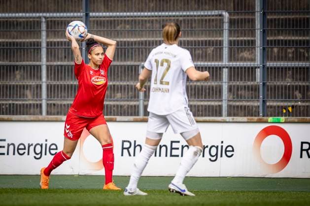 1. Frauen-Bundesliga; 1. FC Koeln vs. FC Bayern Muenchen, 18.03.2023 Genessee Puntigam (13, 1. FC Koeln) beim Einwurf, vorne Sydney Lohmann (FC Bayern Muenchen, 12)waehrend der Begegnung 1. FC Koeln vs. FC Bayern Muenchen an Spieltag 15 der Frauen-Fussball-Bundesliga am 18.03.2023 im Franz-Kremer-Stadion in Koeln (Nordrhein-Westfalen). DFL REGULATIONS PROHIBIT ANY USE OF PHOTOGRAPHS AS IMAGE SEQUENCES AND OR QUASI-VIDEO. Copyright: xBEAUTIFULxSPORTS AxelxKohringx