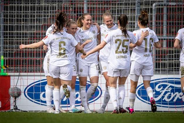1. Frauen-Bundesliga; 1. FC Koeln vs. FC Bayern Muenchen, 18.03.2023 Freude bei Bayern ueber das 0:1 durch Klara Buehl (FC Bayern Muenchen, 17)waehrend der Begegnung 1. FC Koeln vs. FC Bayern Muenchen an Spieltag 15 der Frauen-Fussball-Bundesliga am 18.03.2023 im Franz-Kremer-Stadion in Koeln (Nordrhein-Westfalen). DFL REGULATIONS PROHIBIT ANY USE OF PHOTOGRAPHS AS IMAGE SEQUENCES AND OR QUASI-VIDEO. Copyright: xBEAUTIFULxSPORTS AxelxKohringx
