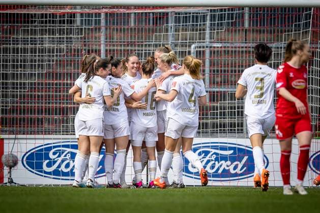 1. Frauen-Bundesliga; 1. FC Koeln vs. FC Bayern Muenchen, 18.03.2023 Freude bei Bayern ueber das 0:1 durch Klara Buehl (FC Bayern Muenchen, 17)waehrend der Begegnung 1. FC Koeln vs. FC Bayern Muenchen an Spieltag 15 der Frauen-Fussball-Bundesliga am 18.03.2023 im Franz-Kremer-Stadion in Koeln (Nordrhein-Westfalen). DFL REGULATIONS PROHIBIT ANY USE OF PHOTOGRAPHS AS IMAGE SEQUENCES AND OR QUASI-VIDEO. Copyright: xBEAUTIFULxSPORTS AxelxKohringx