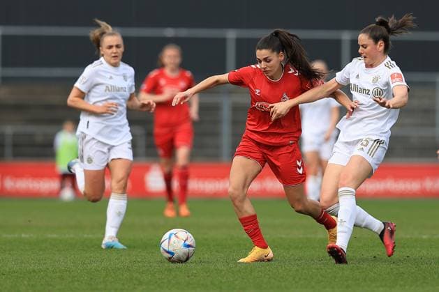 Flyeralarm Frauen - Bundesliga 2022-2023, 1. FC Köln - FC Bayern München Manjou Wilde (FC, 7) im Zweikampf Köln Franz-Kremer-Stadion, Rasen Nordrhein-Westfalen Deutschland