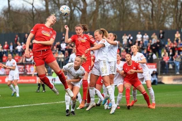 Flyeralarm Frauen - Bundesliga 2022-2023, 1. FC Köln - FC Bayern München Sharon Beck (FC, 10) und Myrthe Moorrees (FC, 6) beim Kopfball im Strafraum des FC Bayern München Köln Franz-Kremer-Stadion, Rasen Nordrhein-Westfalen Deutschland