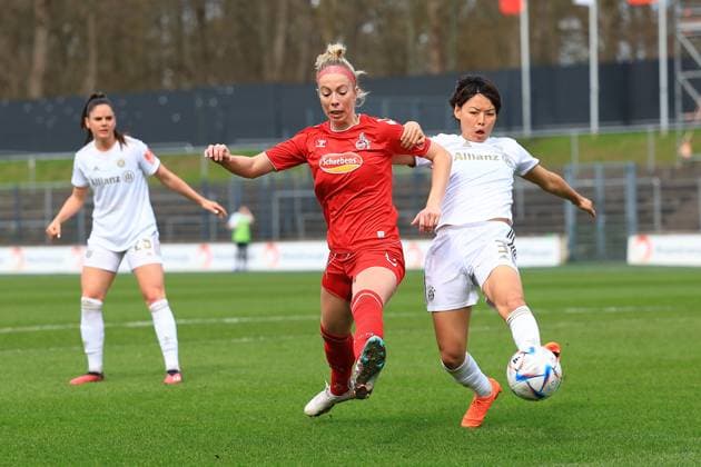 Flyeralarm Frauen - Bundesliga 2022-2023, 1. FC Köln - FC Bayern München Sharon Beck (FC, 10) im Zweikampf mit Saki Kumagai (FCB, 3) Köln Franz-Kremer-Stadion, Rasen Nordrhein-Westfalen Deutschland