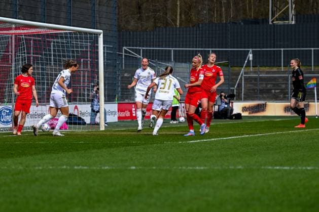 18.03.2023, GER, Fußball, FLYERALARM Frauen-Bundesliga 2022 2023, 1. FC Köln - FC Bayern München Sydney Lohmann (hinten Mitte, Bayern München) bejubelt ihr Tor. Köln Franz-Kremer-Stadion Nordrhein-Westfalen Deutschland