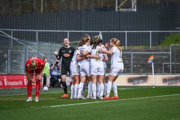 18.03.2023, GER, Fußball, FLYERALARM Frauen-Bundesliga 2022 2023, 1. FC Köln - FC Bayern München Spielerinnen von Bayern bejubeln das erste Tor. Köln Franz-Kremer-Stadion Nordrhein-Westfalen Deutschland