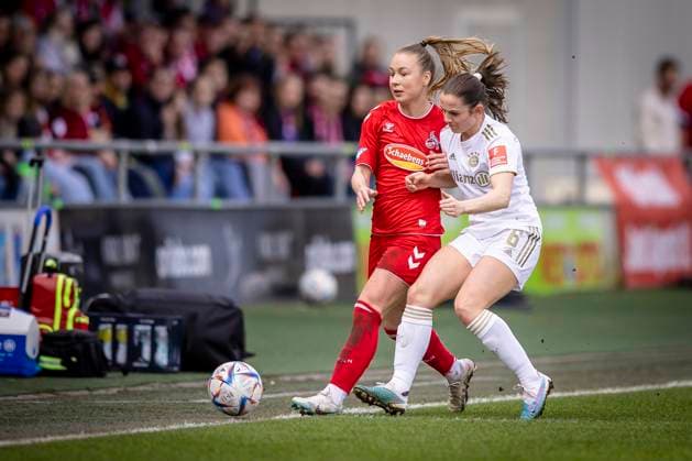 1. Frauen-Bundesliga; 1. FC Koeln vs. FC Bayern Muenchen, 18.03.2023 Kampf an der Seitenlinie: Tuva Hansen (FC Bayern Muenchen, 6), waehrend der Begegnung 1. FC Koeln vs. FC Bayern Muenchen an Spieltag 15 der Frauen-Fussball-Bundesliga am 18.03.2023 im Franz-Kremer-Stadion in Koeln (Nordrhein-Westfalen). DFL REGULATIONS PROHIBIT ANY USE OF PHOTOGRAPHS AS IMAGE SEQUENCES AND OR QUASI-VIDEO. Copyright: xBEAUTIFULxSPORTS AxelxKohringx