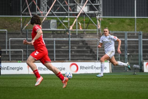 18.03.2023, GER, Fußball, FLYERALARM Frauen-Bundesliga 2022 2023, 1. FC Köln - FC Bayern München Georgia Stanway (links, Bayern München) startet einen Angriff. Köln Franz-Kremer-Stadion Nordrhein-Westfalen Deutschland