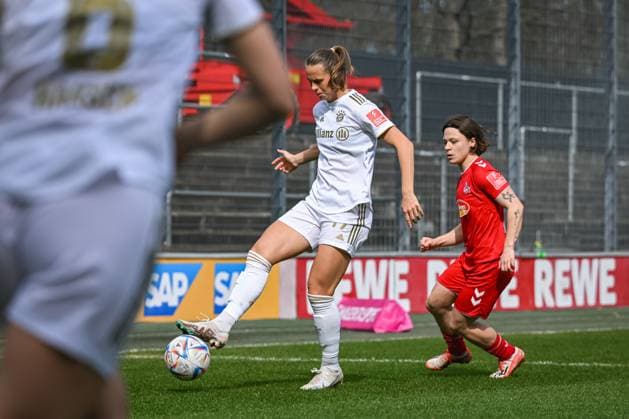 18.03.2023, GER, Fußball, FLYERALARM Frauen-Bundesliga 2022 2023, 1. FC Köln - FC Bayern München Klara Bühl (weißes Trikot, Bayern München) stoppt den Ball. Köln Franz-Kremer-Stadion Nordrhein-Westfalen Deutschland