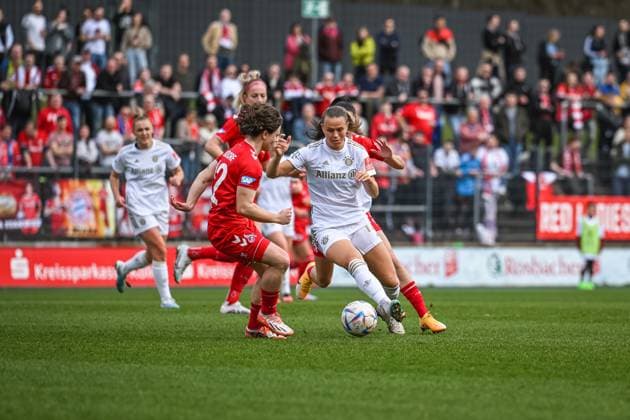 18.03.2023, GER, Fußball, FLYERALARM Frauen-Bundesliga 2022 2023, 1. FC Köln - FC Bayern München Klara Bühl (weißes Trikot, Bayern München) dribbelt. Köln Franz-Kremer-Stadion Nordrhein-Westfalen Deutschland