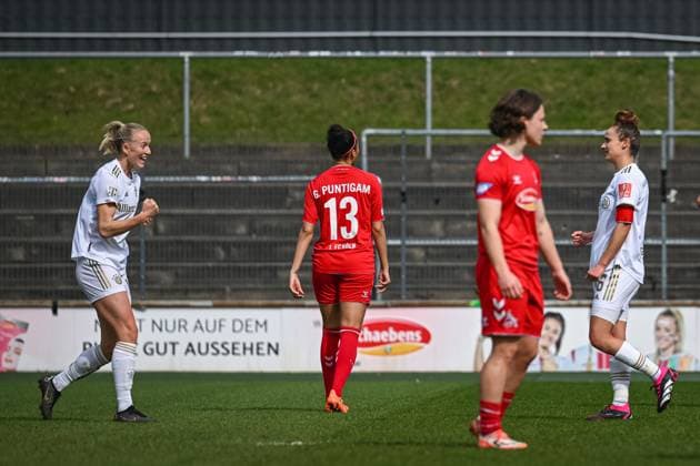 18.03.2023, GER, Fußball, FLYERALARM Frauen-Bundesliga 2022 2023, 1. FC Köln - FC Bayern München Lea Schüller (weißes Trikot links, Bayern München) und Lina Magull (weißes Trikot rechts, Bayern München) bejubeln das dritte Tor. Köln Franz-Kremer-Stadion Nordrhein-Westfalen Deutschland