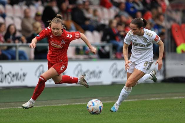 Flyeralarm Frauen - Bundesliga 2022-2023, 1. FC Köln - FC Bayern München Weronika Zawistoska (FC, 24) im Zweikampf mit Tuva Hansen (FCB, 6) Köln Franz-Kremer-Stadion, Rasen Nordrhein-Westfalen Deutschland