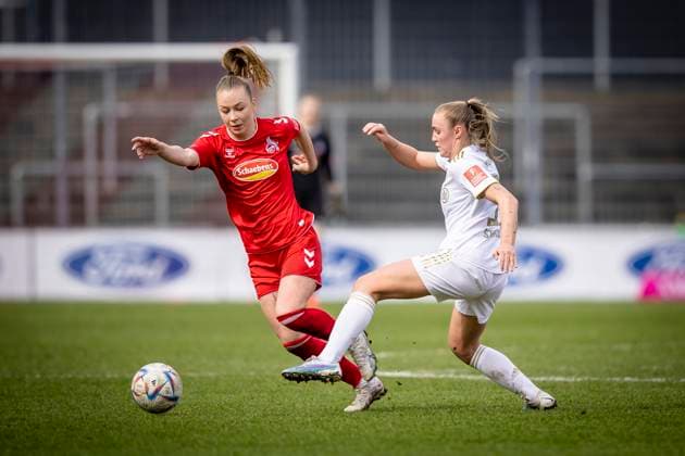 1. Frauen-Bundesliga; 1. FC Koeln vs. FC Bayern Muenchen, 18.03.2023 Georgia Stanway (FC Bayern Muenchen, 31) und Weronika Zaistowska (24, 1. FC Koeln) im Zweikampf waehrend der Begegnung 1. FC Koeln vs. FC Bayern Muenchen an Spieltag 15 der Frauen-Fussball-Bundesliga am 18.03.2023 im Franz-Kremer-Stadion in Koeln (Nordrhein-Westfalen). DFL REGULATIONS PROHIBIT ANY USE OF PHOTOGRAPHS AS IMAGE SEQUENCES AND OR QUASI-VIDEO. Copyright: xBEAUTIFULxSPORTS AxelxKohringx