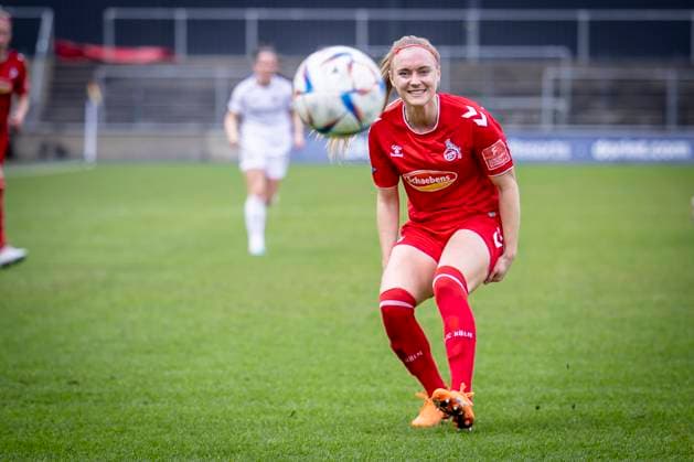 1. Frauen-Bundesliga; 1. FC Koeln vs. FC Bayern Muenchen, 18.03.2023 Zu spaet: Sarah Puntigam (17, 1. FC Koeln) waehrend der Begegnung 1. FC Koeln vs. FC Bayern Muenchen an Spieltag 15 der Frauen-Fussball-Bundesliga am 18.03.2023 im Franz-Kremer-Stadion in Koeln (Nordrhein-Westfalen). DFL REGULATIONS PROHIBIT ANY USE OF PHOTOGRAPHS AS IMAGE SEQUENCES AND OR QUASI-VIDEO. Copyright: xBEAUTIFULxSPORTS AxelxKohringx