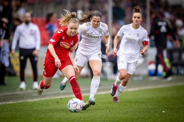 1. Frauen-Bundesliga; 1. FC Koeln vs. FC Bayern Muenchen, 18.03.2023 Georgia Stanway (FC Bayern Muenchen, 31) und Weronika Zaistowska (24, 1. FC Koeln) im Zweikampf waehrend der Begegnung 1. FC Koeln vs. FC Bayern Muenchen an Spieltag 15 der Frauen-Fussball-Bundesliga am 18.03.2023 im Franz-Kremer-Stadion in Koeln (Nordrhein-Westfalen). DFL REGULATIONS PROHIBIT ANY USE OF PHOTOGRAPHS AS IMAGE SEQUENCES AND OR QUASI-VIDEO. Copyright: xBEAUTIFULxSPORTS AxelxKohringx