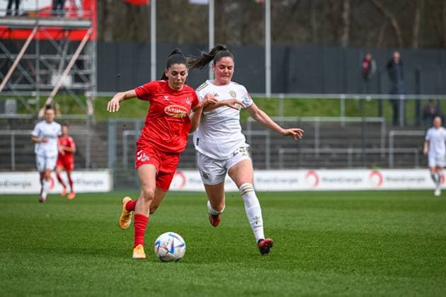18.03.2023, GER, Fußball, FLYERALARM Frauen-Bundesliga 2022 2023, 1. FC Köln - FC Bayern München Manjou Wilde (links, Köln) und Sarah Zadrazil (rechts, Bayern München) im Zweikampf. Köln Franz-Kremer-Stadion Nordrhein-Westfalen Deutschland