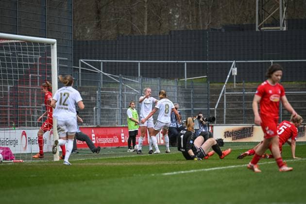 18.03.2023, GER, Fußball, FLYERALARM Frauen-Bundesliga 2022 2023, 1. FC Köln - FC Bayern München Lea Schüller (hinten links, Bayern München) und Maximiliane Rall (8 Bayern München) bejubeln das fünfte Tor. Köln Franz-Kremer-Stadion Nordrhein-Westfalen Deutschland