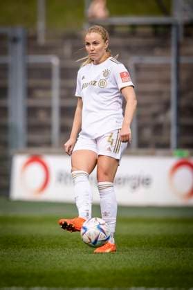 1. Frauen-Bundesliga; 1. FC Koeln vs. FC Bayern Muenchen, 18.03.2023 Glodis Perla Viggosdottir (FC Bayern Muenchen, 4) waehrend der Begegnung 1. FC Koeln vs. FC Bayern Muenchen an Spieltag 15 der Frauen-Fussball-Bundesliga am 18.03.2023 im Franz-Kremer-Stadion in Koeln (Nordrhein-Westfalen). DFL REGULATIONS PROHIBIT ANY USE OF PHOTOGRAPHS AS IMAGE SEQUENCES AND OR QUASI-VIDEO. Copyright: xBEAUTIFULxSPORTS AxelxKohringx