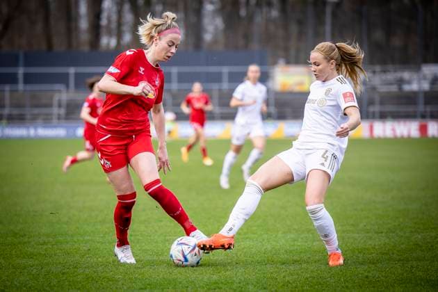 1. Frauen-Bundesliga; 1. FC Koeln vs. FC Bayern Muenchen, 18.03.2023 Sharon Beck (10, 1. FC Koeln) und nGlodis Perla Viggosdottir (FC Bayern Muenchen, 4) waehrend der Begegnung 1. FC Koeln vs. FC Bayern Muenchen an Spieltag 15 der Frauen-Fussball-Bundesliga am 18.03.2023 im Franz-Kremer-Stadion in Koeln (Nordrhein-Westfalen). DFL REGULATIONS PROHIBIT ANY USE OF PHOTOGRAPHS AS IMAGE SEQUENCES AND OR QUASI-VIDEO. Copyright: xBEAUTIFULxSPORTS AxelxKohringx