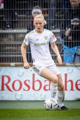 1. Frauen-Bundesliga; 1. FC Koeln vs. FC Bayern Muenchen, 18.03.2023 Lea Schueller (FC Bayern Muenchen, 11) waehrend der Begegnung 1. FC Koeln vs. FC Bayern Muenchen an Spieltag 15 der Frauen-Fussball-Bundesliga am 18.03.2023 im Franz-Kremer-Stadion in Koeln (Nordrhein-Westfalen). DFL REGULATIONS PROHIBIT ANY USE OF PHOTOGRAPHS AS IMAGE SEQUENCES AND OR QUASI-VIDEO. Copyright: xBEAUTIFULxSPORTS AxelxKohringx