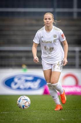 1. Frauen-Bundesliga; 1. FC Koeln vs. FC Bayern Muenchen, 18.03.2023 Glodis Perla Viggosdottir (FC Bayern Muenchen, 4) waehrend der Begegnung 1. FC Koeln vs. FC Bayern Muenchen an Spieltag 15 der Frauen-Fussball-Bundesliga am 18.03.2023 im Franz-Kremer-Stadion in Koeln (Nordrhein-Westfalen). DFL REGULATIONS PROHIBIT ANY USE OF PHOTOGRAPHS AS IMAGE SEQUENCES AND OR QUASI-VIDEO. Copyright: xBEAUTIFULxSPORTS AxelxKohringx