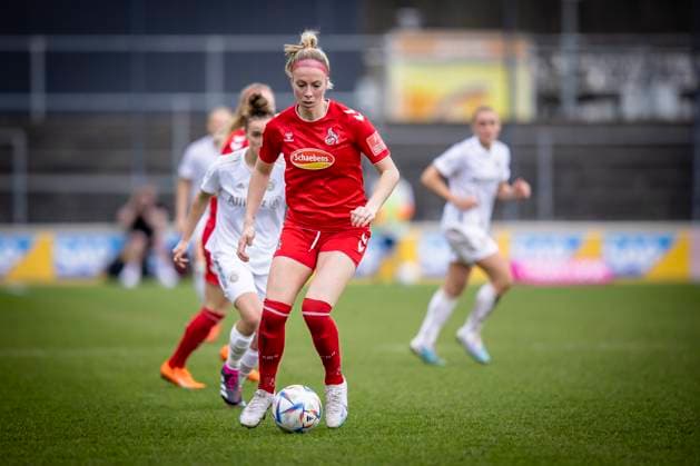 1. Frauen-Bundesliga; 1. FC Koeln vs. FC Bayern Muenchen, 18.03.2023 Sharon Beck (10, 1. FC Koeln) waehrend der Begegnung 1. FC Koeln vs. FC Bayern Muenchen an Spieltag 15 der Frauen-Fussball-Bundesliga am 18.03.2023 im Franz-Kremer-Stadion in Koeln (Nordrhein-Westfalen). DFL REGULATIONS PROHIBIT ANY USE OF PHOTOGRAPHS AS IMAGE SEQUENCES AND OR QUASI-VIDEO. Copyright: xBEAUTIFULxSPORTS AxelxKohringx