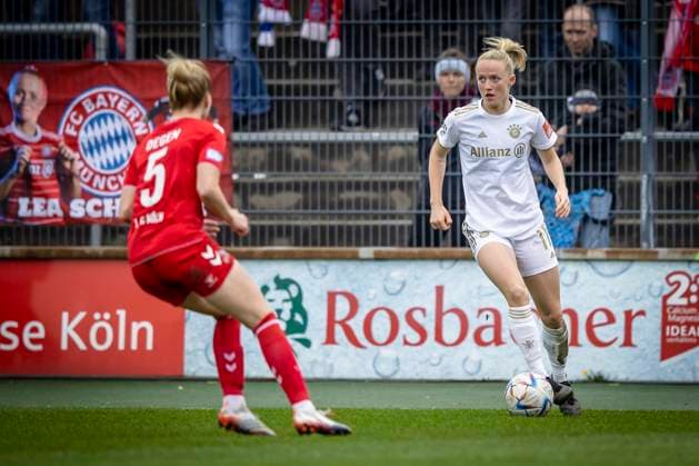 1. Frauen-Bundesliga; 1. FC Koeln vs. FC Bayern Muenchen, 18.03.2023 Lea Schueller (FC Bayern Muenchen, 11), links Celina Degen (5, 1. FC Koeln) waehrend der Begegnung 1. FC Koeln vs. FC Bayern Muenchen an Spieltag 15 der Frauen-Fussball-Bundesliga am 18.03.2023 im Franz-Kremer-Stadion in Koeln (Nordrhein-Westfalen). DFL REGULATIONS PROHIBIT ANY USE OF PHOTOGRAPHS AS IMAGE SEQUENCES AND OR QUASI-VIDEO. Copyright: xBEAUTIFULxSPORTS AxelxKohringx