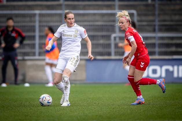 1. Frauen-Bundesliga; 1. FC Koeln vs. FC Bayern Muenchen, 18.03.2023 Sydney Lohmann (FC Bayern Muenchen, 12), Mandy Islacker (8, 1. FC Koeln) waehrend der Begegnung 1. FC Koeln vs. FC Bayern Muenchen an Spieltag 15 der Frauen-Fussball-Bundesliga am 18.03.2023 im Franz-Kremer-Stadion in Koeln (Nordrhein-Westfalen). DFL REGULATIONS PROHIBIT ANY USE OF PHOTOGRAPHS AS IMAGE SEQUENCES AND OR QUASI-VIDEO. Copyright: xBEAUTIFULxSPORTS AxelxKohringx