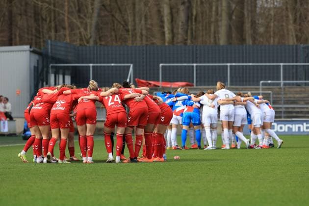 Flyeralarm Frauen - Bundesliga 2022-2023, 1. FC Köln - FC Bayern München Teamkreis vor dem Spiel FC Bayern München, 1. FC Köln Köln Franz-Kremer-Stadion, Rasen Nordrhein-Westfalen Deutschland