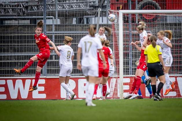 1. Frauen-Bundesliga; 1. FC Koeln vs. FC Bayern Muenchen, 18.03.2023 Eine der wenigen Szenen vor dem Tor der Bayern: Links Myrthe Moorrees (6, 1. FC Koeln), Maximiliane Rall (FC Bayern Muenchen, 8), waehrend der Begegnung 1. FC Koeln vs. FC Bayern Muenchen an Spieltag 15 der Frauen-Fussball-Bundesliga am 18.03.2023 im Franz-Kremer-Stadion in Koeln (Nordrhein-Westfalen). DFL REGULATIONS PROHIBIT ANY USE OF PHOTOGRAPHS AS IMAGE SEQUENCES AND OR QUASI-VIDEO. Copyright: xBEAUTIFULxSPORTS AxelxKohringx