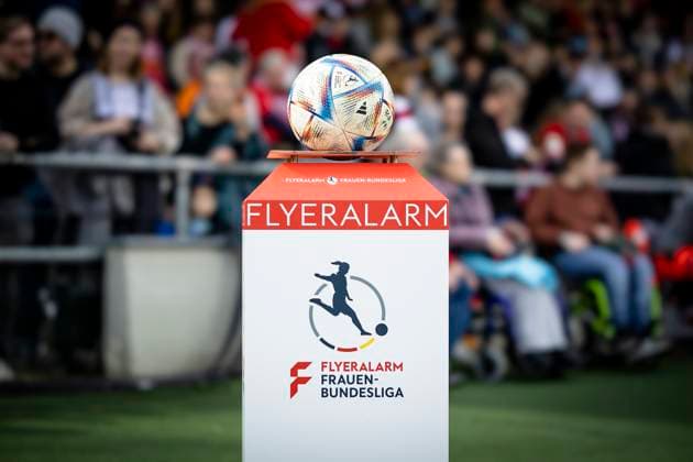 1. Frauen-Bundesliga; 1. FC Koeln vs. FC Bayern Muenchen, 18.03.2023 Flyeralarm Frauen-Bundesliga, der Ball der Begegnung 1. FC Koeln vs. FC Bayern Muenchen an Spieltag 15 der Frauen-Fussball-Bundesliga am 18.03.2023 im Franz-Kremer-Stadion in Koeln (Nordrhein-Westfalen). DFL REGULATIONS PROHIBIT ANY USE OF PHOTOGRAPHS AS IMAGE SEQUENCES AND OR QUASI-VIDEO. Copyright: xBEAUTIFULxSPORTS AxelxKohringx