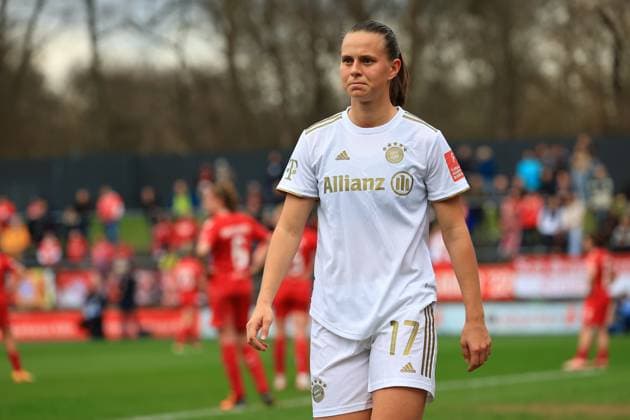 Flyeralarm Frauen - Bundesliga 2022-2023, 1. FC Köln - FC Bayern München Klara Bühl (FCB, 17) Köln Franz-Kremer-Stadion, Rasen Nordrhein-Westfalen Deutschland